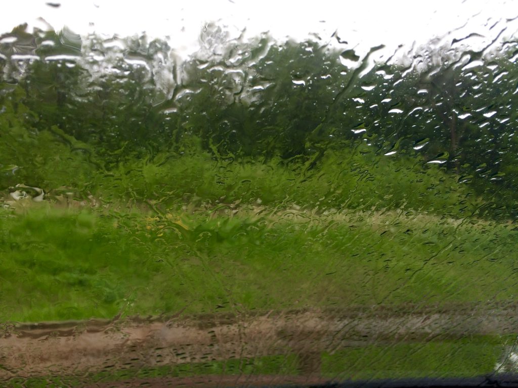 16:38 Uhr: Der Blick aus der Windschutzscheibe ist heute eher trostlos. Es regnet. Teilweise sogar ziemlich stark, was natürlich zu Staubauf der Autobahn führt. Zum Glück nur mäßig.