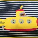 U-Boot Applikation nach dem Design von Künstlerkind auf einem Raglanshirt Langarmshirt nach Klimperklein. Jersey mit Streifen ist von Stoffonkel, Bio. Genäht von Zum Nähen in den Keller | Submarine Applique freebook on shirt