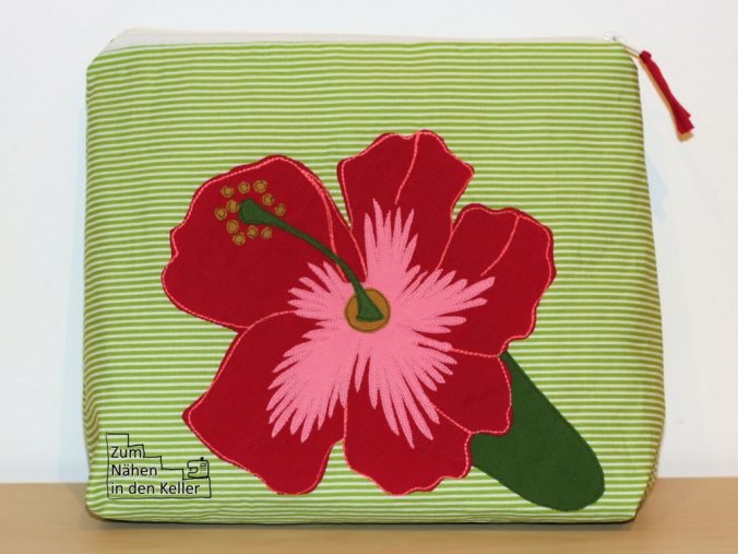 Applikation Hibiskus auf Tasche Reißverschlusstasche Reißverschlusstäschen Kosmetiktasche Kosmetiktäschchen. Applikationsvorlage Frühlingserwachen von Herzensbunt Design. SOOOOO SCHÖN! Zum Nähen in den Keller