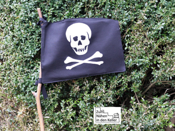 Piratenflagge Totenkopfflagge Piratenfahne Totenkopffahne Jolly Rogers Totenkopf Fahne Flagge Applikation nach der Vorlage von Herzensbunt Design. Zum Nähen in den Keller.